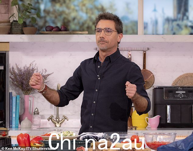 计划变更:47 岁的吉诺·达坎波 (Gino D'Acampo) 表示,他已禁止在家人的圣诞晚餐中添加一种英国主食,将传统抛诸脑后