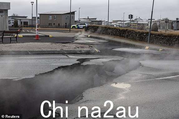  2023 年 11 月 15 日，冰岛格林达维克渔镇的道路裂缝中冒出浓烟，该镇因火山活动而被疏散。REUTERS/Marko Djurica