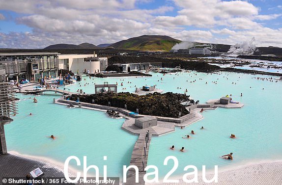 冰岛格林达维克- 2019 年 8 月；蓝色泻湖地热温泉的全景，位于熔岩场中，背景是 Svartsengi 地热发电站； Shutterstock ID 1781366159；采购订单： -;工作： -;客户： -;其他：-