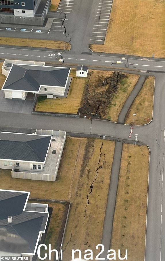 格林达维克镇鸟瞰图2023 年 11 月 15 日，冰岛，由于火山活动而被疏散。冰岛海岸警卫队/路透社讲义此图片由第三方提供。禁止转售。没有档案。强制信用