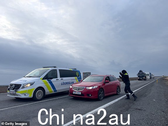 GRINDAVIK,冰岛 - 11 月 14 日:2023 年 11 月 14 日,冰岛格林达维克警方疏导格林达维克出境交通。第二天,居民被允许快速进入并领取个人物品。 (摄影:Micah Garen/Getty Images)