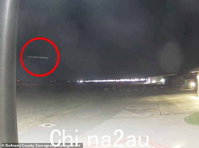 NASA 分析了机场的镜头,当爆炸声敲响窗户并震动房屋时,捕捉到了划过天空的“水平”物体条纹