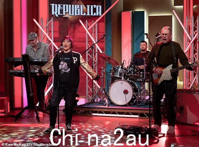 娱乐:另类摇滚乐队演唱了他们著名的热门歌曲 Ready To Go