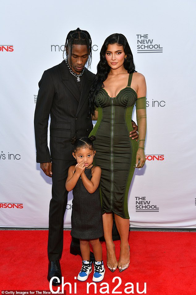 家庭:斯科特与 26 岁的前凯莉·詹纳 (Kylie Jenner) 育有两个孩子 - 5 岁的女儿斯托米 (Stormi) 和 21 个月的儿子艾尔 (Aire)(2021 年 6 月与詹纳和斯托米合照)