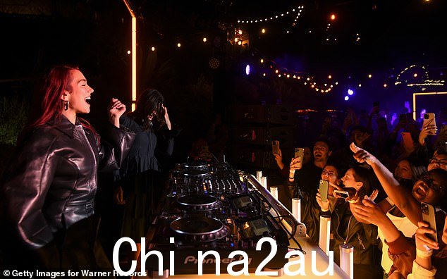 最受粉丝喜爱!人群涌向她的 DJ 摊位时欢呼雀跃