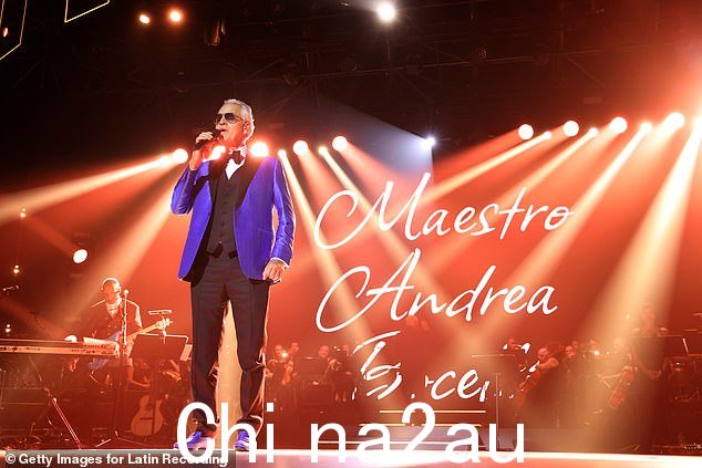 天使之声:Andrea 随后登台在活动中表演,该活动是为了纪念 49 岁的意大利歌手 Laura Pausini