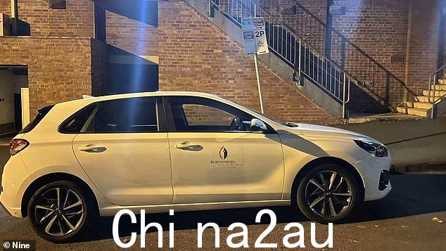 一名议会停车检查员因停车违规而罚款,激怒了当地人,而他自己似乎也做了同样的事情(如图)