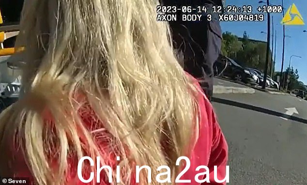 这名女子(如图)后来与警方发生了第二次事件,其中镜头显示她质疑自己受到的待遇