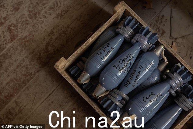 11 月 6 日,在赫尔松附近的一个秘密位置,迫击炮弹上写着“为了子孙”、“为了敖德萨”的信息