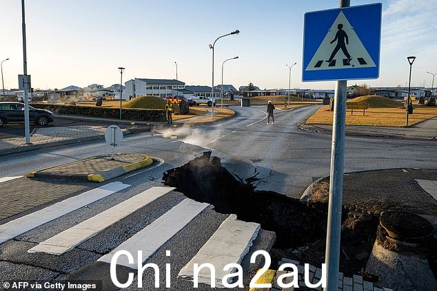 周一格林达维克主干道上的一条裂缝