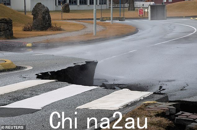周二冰岛格林达维克村的道路受损,该村因火山活动而被疏散