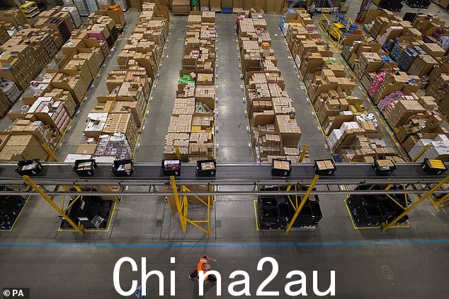 亚马逊与皇家邮政并列排行榜第一。它在全国范围内运营着庞大的“履行中心”网络(如图:彼得伯勒的亚马逊仓库)