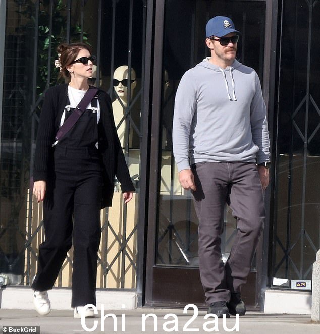 小镇上的情况:周四,44 岁的克里斯·帕拉特 (Chris Pratt) 与 33 岁的妻子凯瑟琳·施瓦辛格 (Katherine Schwarzenegger) 在洛杉矶度过了愉快的一天。这位《侏罗纪世界》明星炫耀了他厚厚的海象胡子