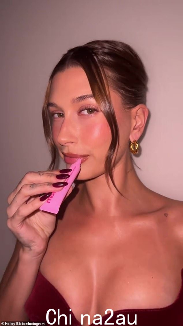 Think Pink:视频显示她正在涂抹 Rhode 全新限量肽唇彩