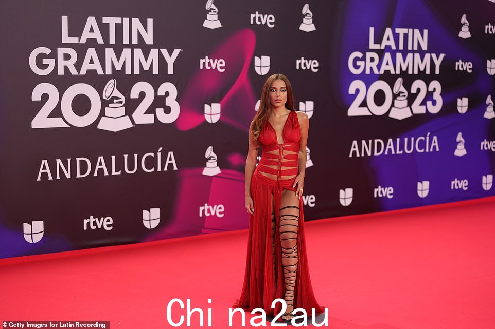 令人瞠目结舌:Anitta 穿着一件非常轻薄的红色连衣裙,衬托出她在健身房锻炼出的每一寸身材,让人瞠目结舌
