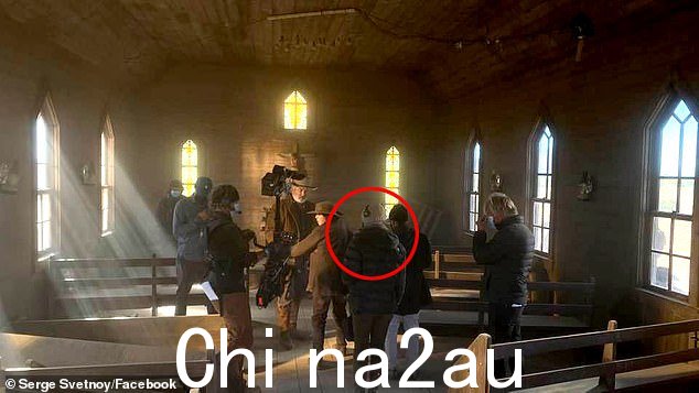Rust set 电工怀里抱着垂死的哈钦斯,分享了她与鲍德温在她被枪杀的教堂里拍摄的最后一张照片
