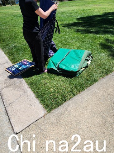 Andrews 的物品似乎是在他绝食抗议的地点被打包。图片：NCA NewsWire