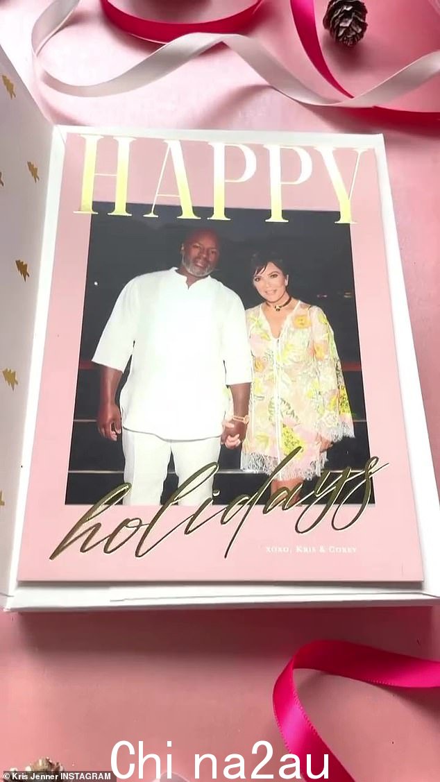夏日氛围?克里斯·詹纳 (Kris Jenner) 在 Instagram 上分享了她的圣诞贺卡。人们看到她穿着黄白相间的夏装,牵着相恋九年的男友科里·甘布尔(Corey Gamble)。 Kris 决定用今年的流行色“芭比粉色”来制作她的卡片。