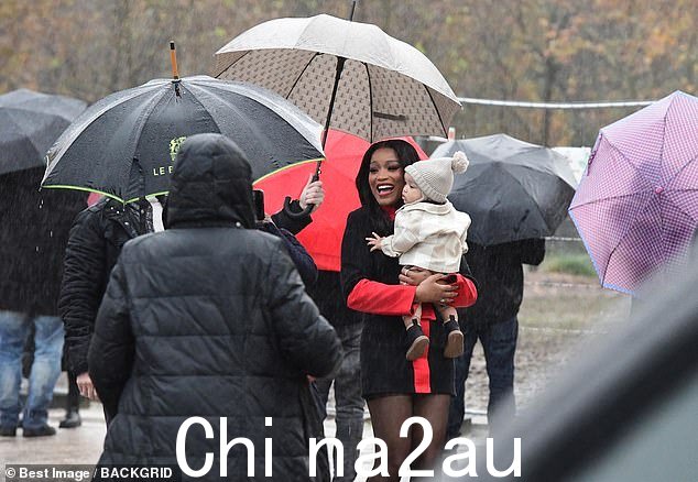 升级:这导致了可可和大流士之间的争执,最终在可可打电话给莎伦后,莎伦也被卷入了纠纷