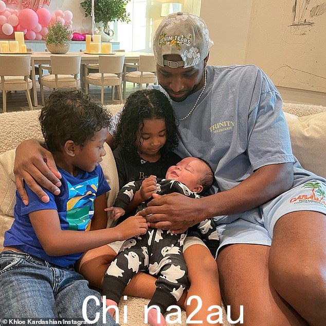 'What about little Theo?': In March Kardashian was slammed after posting this photo of Thompson with three他有四个孩子,四岁的女儿 True,一岁的儿子 Tatum,六岁的儿子 Prince,这是他与前 Jordan Craig 共同的孩子