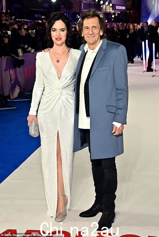 情侣:罗尼·伍德 (Ronnie Wood) 与迷人的妻子莎莉 (Sally) 外出时看起来很时尚