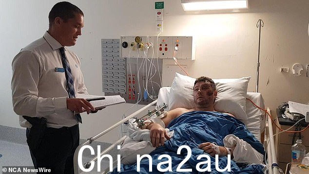 卡尔·霍华德 (Karl Howard) 于 2021 年 2 月在安嫩代尔的家中遭受袭击后接受警方床头采访时的照片