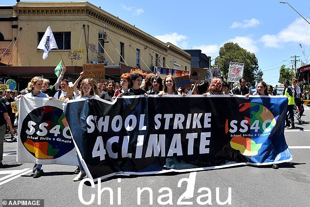 全国数万名学生走上街头,表达对政府缺乏应对气候变化行动的不满