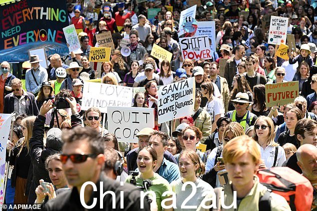 周五举行集会,鼓励学生使用“气候医生证书”并请病假,抗议政府对气候变化的不作为
