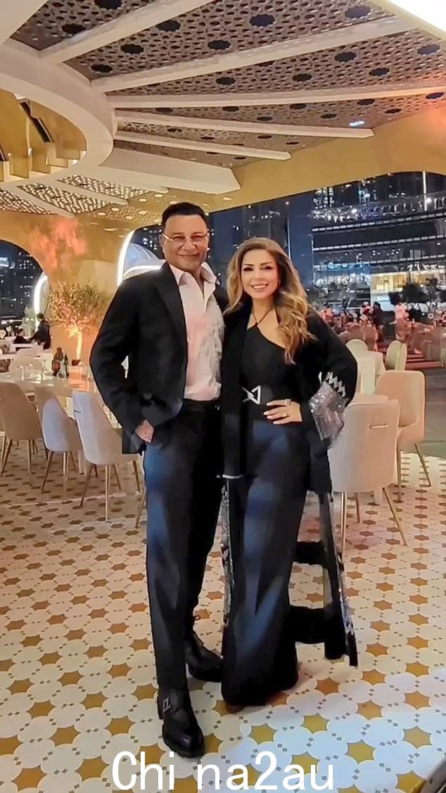 此处,Dizaei 和他的妻子在迪拜独特的哈利法塔合影