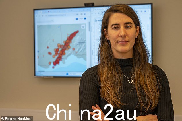 在监测室工作的火山学家Lovisa Mjoll Gudmundsdottir严肃地告诉我,警报可能只需要几分钟就会响起