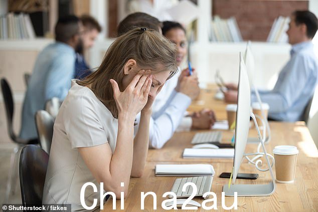 可穿戴脑机接口设备的希望是帮助人们识别和修改与专注力和注意力相关的脑电波模式,并在注意力下降时发送反馈。这将帮助人们学习如何自我调节和增强能力保持专注