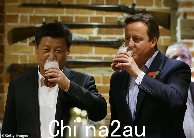 2015 年 10 月,习近平和戴维·卡梅伦在参观 The Plough 酒吧时喝了一品脱啤酒