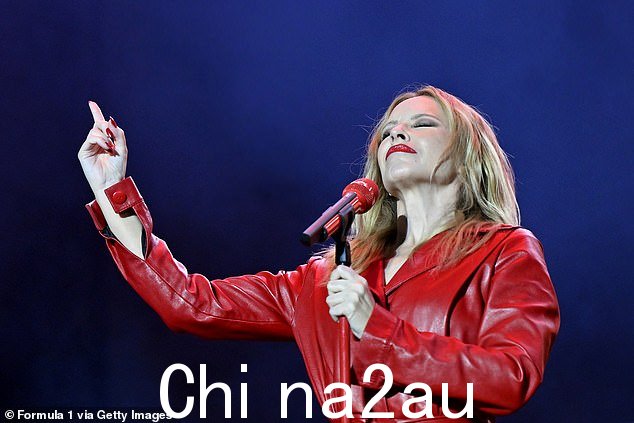 超级明星:凯莉在备受期待的活动中担任主角,看起来很轰动
