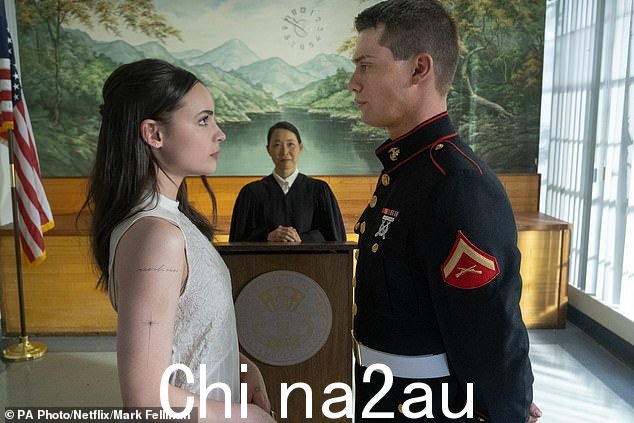 继灰姑娘的成功之后,尼古拉斯随后在 Netflix 的《紫心勋章》中担任主角 - 该剧围绕一名陷入困境的海军陆战队员和一名意志坚强的歌手,尽管意识形态上对立,但为了金钱而假结婚