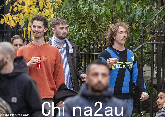 情侣:这一对处于开放关系,由一位男性朋友加入(C)