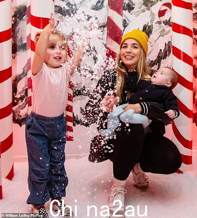 Sweet:米娅在玩雪时显得很高兴
