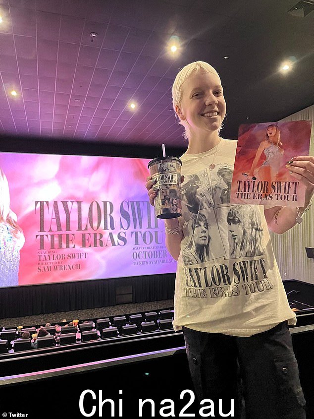 10 月,Ally 去看了 Swift 的 Eras Tour 演唱会电影,并在 X 上发布了一张自己摆着赃物的照片,并写道:“我度过了一生中最美好的时光”