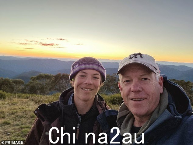 史蒂文斯专员的儿子查理·史蒂文斯(如图,与他的父亲)周五晚上 9 点左右在古尔瓦海滩庆祝毕业典礼时被一辆汽车撞倒