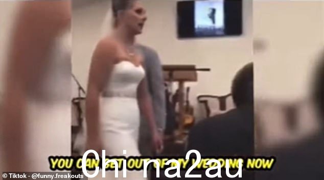 在演讲中提到儿子的“缺点”后,婆婆感到不满,新娘让婆婆离开,但婆婆回击道:“你穿的衣服 - 我们付了钱!'