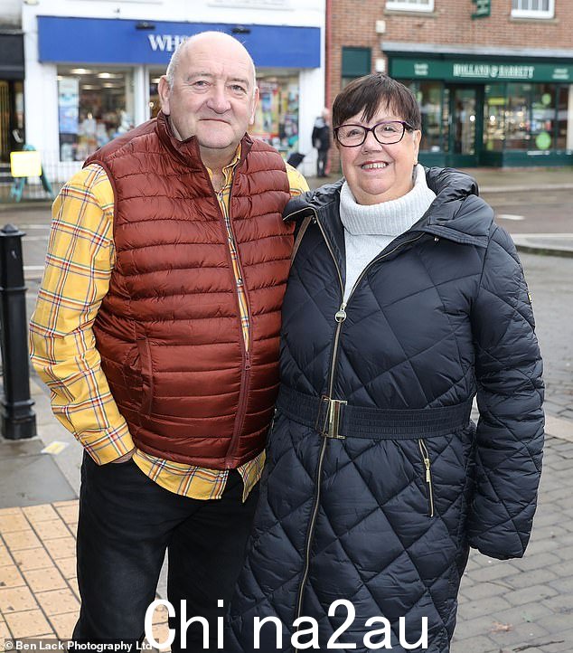 66 岁的阿曼达·史蒂文森 (Amanda Stevenson) 和 67 岁的丈夫约翰 (John) 对重铺工程的前景感到震惊。史蒂文森夫人说:“这将完全破坏这个地方的氛围。我们喜欢来这里坐在这里欣赏传统市场'