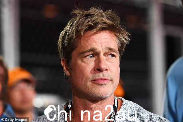 布拉德·皮特 (Brad Pitt) - 即将出演一级方程式电影《Apex》 - 看起来很镇定,也加入了战斗