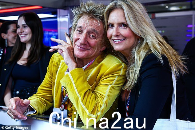 帆船歌手斯图尔特还与他的前模特妻子 Penny Lancaster 合影留念