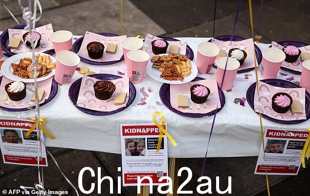 生日庆典上空座位上贴着一些被哈马斯抓走的儿童的海报