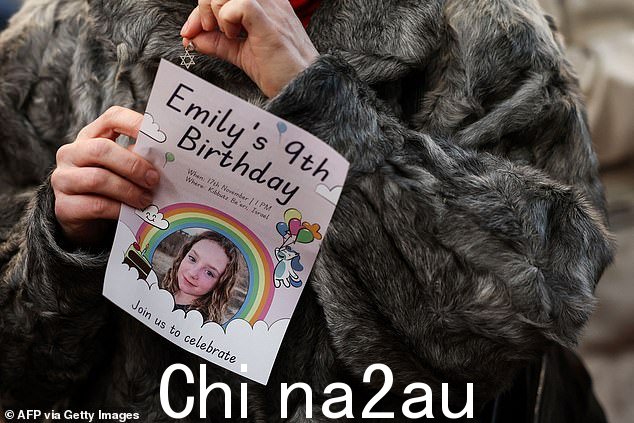 人们聚集在一起为艾米莉守夜,并抓住了模拟邀请函 - 这本应该是她的九岁生日