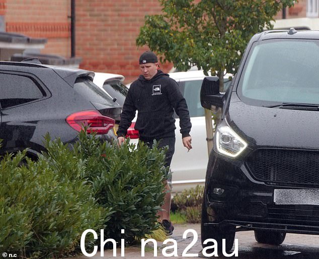 他被告知,在没有其他成年人监督的情况下,他不能与 18 岁以下的儿童在一起,并且必须居住在他登记的家庭住址