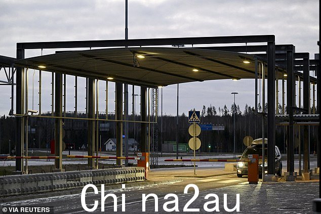 2023 年 11 月 16 日,在芬兰拉彭兰塔的 Nuijamaa 边境检查站,在俄罗斯和芬兰边境看到一辆汽车