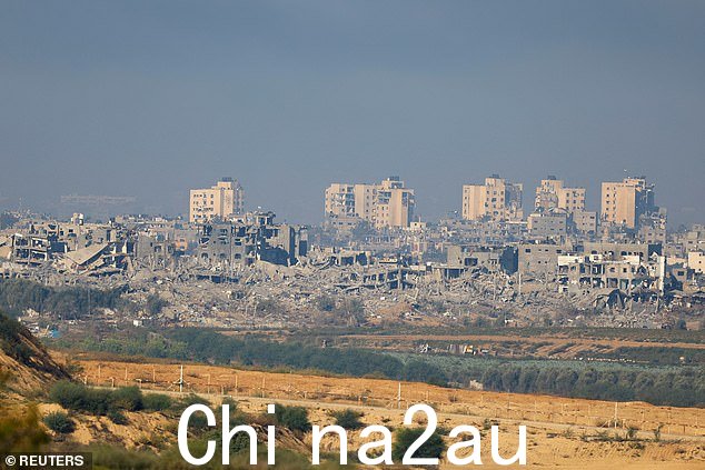 2023 年 11 月 17 日,在以色列和巴勒斯坦组织哈马斯之间持续冲突中,加沙受损建筑物的视图