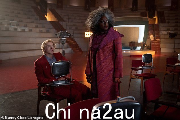 众星云集:汤姆·布莱斯 (Tom Blyth) 饰演科利奥兰纳斯·斯诺 (Coriolanus Snow),维奥拉·戴维斯 (Viola Davis) 饰演 Volumnia Gau 博士