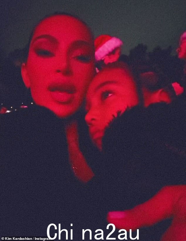 节日精神:金·卡戴珊 (Kim Kardashian) 周五沉浸在节日气氛中,与女儿们一起参加了玛丽亚·凯莉 (Mariah Carey) 在好莱坞露天剧场 (Hollywood Bowl) 举行的圣诞快乐秀!