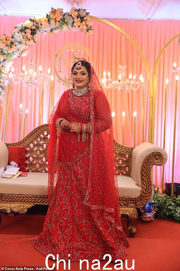 Rubina Ali 在婚礼当天穿着闪闪发光的宝石红色传统套装